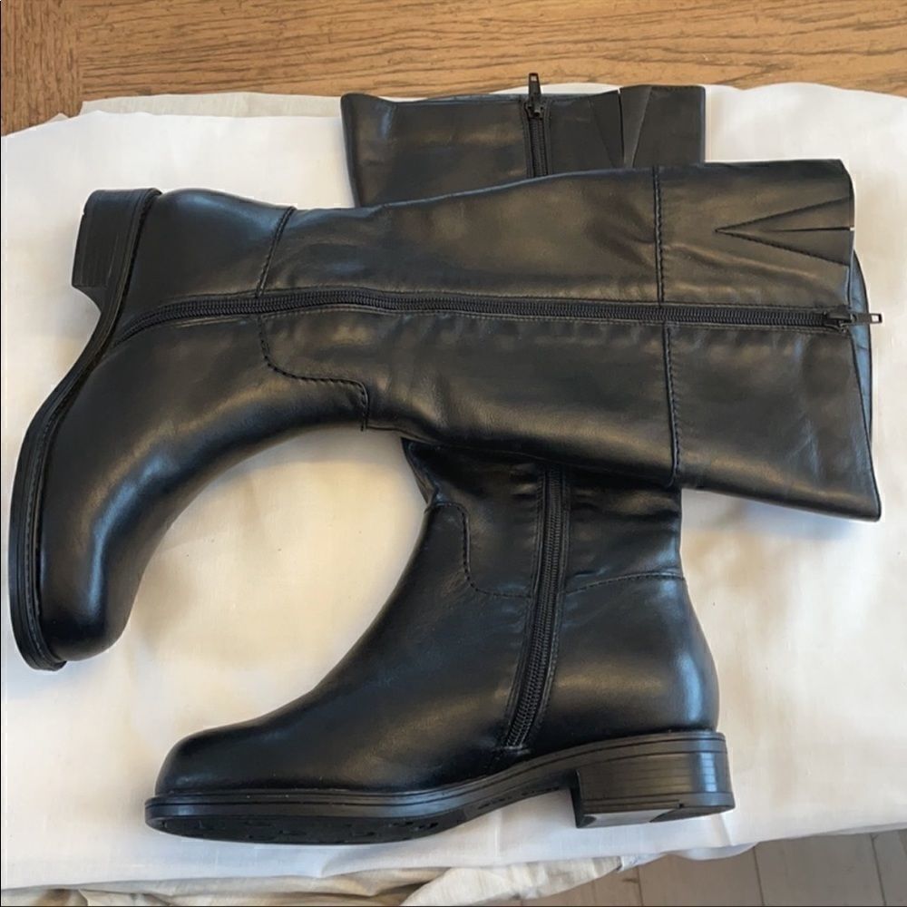 DAVID TATE KNEE HIGH LEATHER BOOTS.  NEW